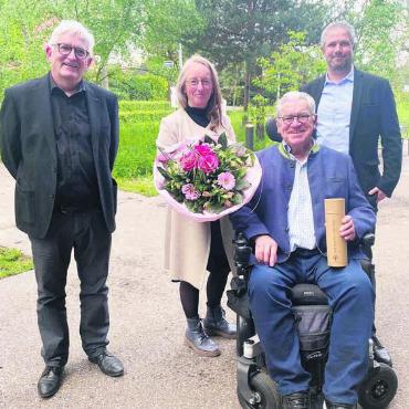 Mit seinem Wirken Spuren hinterlassen - Präsident Walter Küng (links) und Geschäftsleiter Jonas Meier (rechts) mussten am Mittwochabend Monika Küng und Walter Notter aus der Stiftungsversammlung verabschieden. Bild: zg