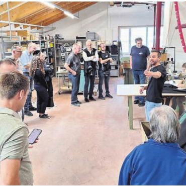 Interessante Einblicke - Der Abend begann mit einem interessanten Rundgang durch die Produktionsräume der technischen Näherei. Bild: gk