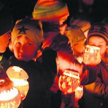 Lichterzug durchs Quartier - Die Kinder mit ihren hell erleuchteten Räbelichtli und dem Gesang erhellten die dunkle Nacht mit ihren Liedern.