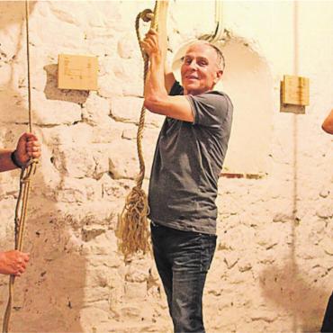 Mit einem Seil 2,2 Tonnen bewegen - Dank ihnen und weiteren Glöcknern läuten die Kirchenglocken der Klosterkirche zu besonderen Anlässen. Von links: Barbara Egli, Josef Scheuber und Evelyn Berg. Bild: mo