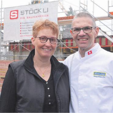 Zwei ganz andere Gefühlslagen - Die Baustelle, die sie freut: hinter Regula und Buki Kreyenbühl entsteht ein Neubau, der für entspanntere Platzverhältnisse in der Backstube sorgen wird. Bild: Annemarie Keusch