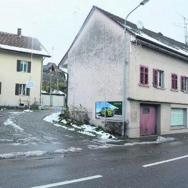 Neues Leben für altes Zentrum - Aufwertung für das Dottiker Zentrum: Das alte Gebäude direkt an der Wohlerstrasse und das etwas zurückversetzte Haus links davon sollen abgerissen und durch drei Neubauten ersetzt werden. Bild: Chregi Hansen