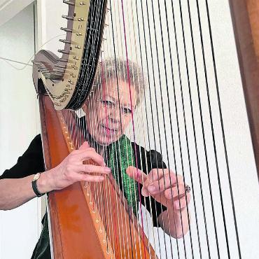 Die Frau mit der Harfe - Gabriela Vetter spielt harmonische Klänge auf der Harfe. Das Instrument passt perfekt zu ihrer Lebenshaltung. Bilder: Stefan Sprenger