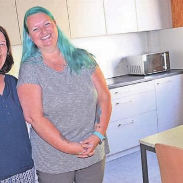 Schule im Dorfladen - Gemeinderätin Karin Brauchli (links) bei Lehrerin Corinne Leupi im Lehrerzimmer.