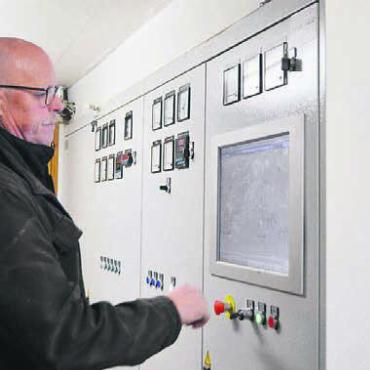 Halbes Leben in der «Grasteeri» - Er kennt jeden Knopf. Noch ist Albert Betschart täglich in der «Grasteeri». Bild: ake