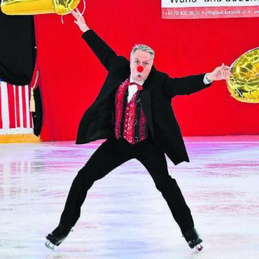 Zirkusnummern auf dem Eis - Choreograf Richard Furrer übernimmt als Clown die Ankündigung der nächsten Eisartisten.
