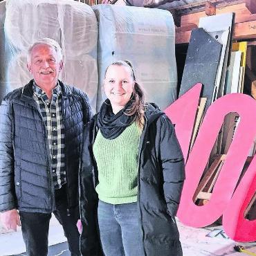Ein Ball mit bunten Aufzügen - Erwin Stöckli und OK-Präsidentin Petra Bächler kramen im Malatelier in ihren Erinnerungen anlässlich des Jubiläumsballs. Sie greifen dabei auf die letzten 50 Jahre und die Geschichte des Fantasienballs zurück. Bild: Verena Anna Wigger
