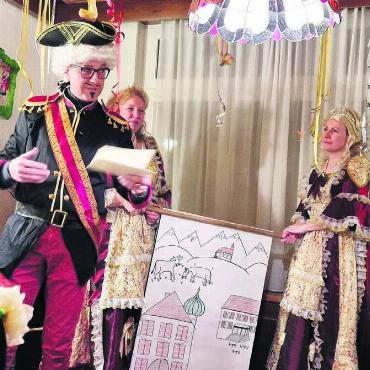 Husar Kilian Rosenberg und die Beueler Häxe bei ihrem Vortrag. Bilder: Verena Anna Wigger