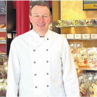 Oster-Spezialitäten aus Schweizer Schokolade - Geschäftsleiter Hans-Peter Dick: «Unsere Osterhasen und Ostereier sind von Hand gegossen und verziert.» Bild: Rüebliland-Beck