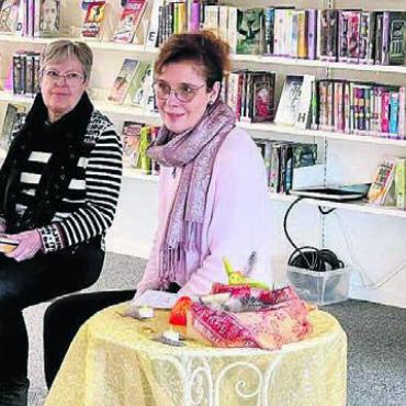 Gespannt zugehört - Ruth Hurych (links) und Jaqueline Bürgi zogen das Publikum mit ihren Geschichten in Bann. Bild: zg