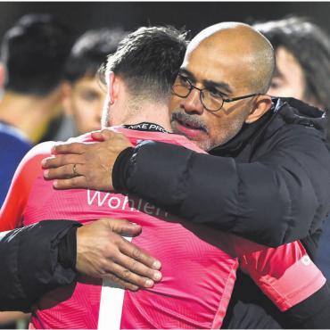 Selbstbewusst, aber nicht naiv - Wohlen-Trainer Piu gratuliert Goalie Joel Bonorand nach dem Schötz-Sieg. Die aktuelle Kader-Situation kann für Wohlen zum grossen Vorteil werden. Dem Trainer ist bewusst, dass er jetzt aber kommunikativ noch stärker gefragt ist, damit keine Unzufrieden-
heit entsteht.
Bild: Alexander Wagner