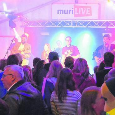 Zwei Abende voller Highlights - Für gute Stimmung sorgte das Programm am Freitagabend mit lokalen Künstlern aus Muri, darunter auch die Band Papa Ella. Bild: Celeste Blanc