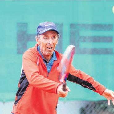 Mutschellen bleibt in NLC - Max Hegi feiert mit den Senioren 70  des TC Bremgarten den Aufstieg in die Nationalliga A. Bild: zg