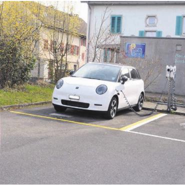 Auslastung blieb ungenügend - Das Elektroauto der AEW auf dem Sternenplatz in Dottikon kann noch bis Ende Oktober ausgeliehen werden, dann wird das Angebot eingestellt. Bild: chh
