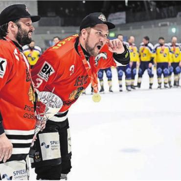 Spektakulär und emotional - 12. März: Spielertrainer Michel Simmen und Captain Kevin Barz bejubeln mit dem HC Fischbach-Göslikon den Gewinn des Meistertitels der 3. Liga Zentralschweiz.