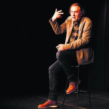 «Bin ich zu dick?» - Stefan Waghubinger begeisterte das Cabarena-Publikum vom ersten Moment an. Bild: zg