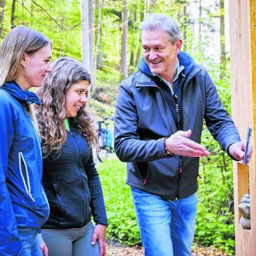 Vitaparcours für den Geist - Auf dem Achtsamkeitstrail gibt es verschiedene Raststätten, an denen Übungen vorgeschlagen werden. Schweizweit ist es der einzige Trail, der sich mit dem Thema Achtsamkeit direkt an die E-Bike-Nutzenden richtet. Bild: Beat Brechbühl