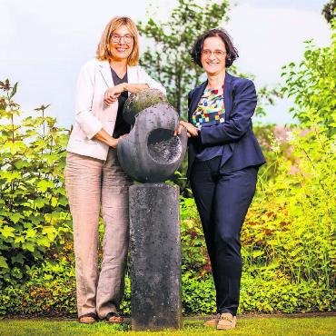 Neu mit Doppelspitze - Sie bilden das neue Team an der Spitze des Stiftungsrats des Künstlerhauses Boswil und sie ergänzen sich bestens: Irene Näf (links) und Christine Hehli Hidber. Bild: Gregor Galliker