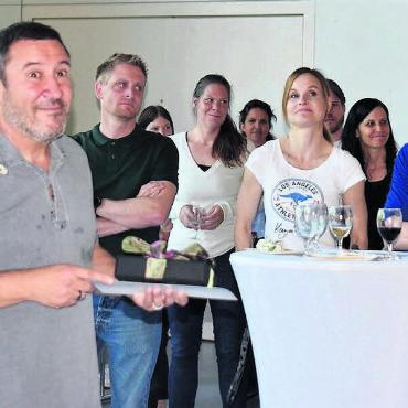 Mit Herz und Verstand - 40 Jahre Schuldienst in Zufikon: Das ganze Lehrerkollegium, der Gemeinderat sowie die Abteilungsleiter der Verwaltung gratulierten Giovanni Soricelli (vorne links) zum Jubiläum. Bilder: Erika Obrist