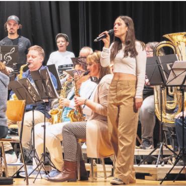 Musikalischer USA-Roadtrip - Die 17-jährige Yumi begleitet den Musikverein Lunkhofen gesanglich am Jahreskonzert. Bild: zg