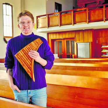Seit zehn Jahren füllt er Kirchen - Hier hat er seine erfolgreiche Konzertreihe gestartet: Jonas Gross in der reformierten Kirche Muri. Bild: Thomas Stöckli