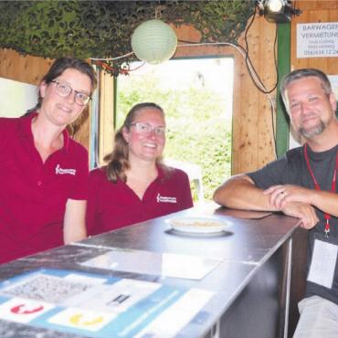 Das Dorf, in dem man sich hilft - Vor dem Grossandrang im Barwagen (v. l.): Gabi Arnold und Tamara Enzler mit OK-Präsident Christian Kron.