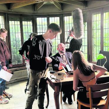 Die Mystik der Villa Wild - Andreas Meienberg (Mitte) inmitten des Trubels am Filmset in der Villa Wild. Bild: zg
