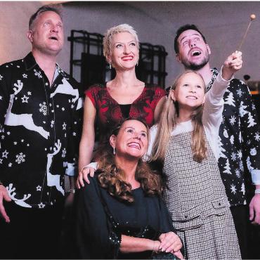 Mit vielen eigenen Songs - Karin Meier und Noée Taeschler (vorne) stehen im Zentrum der Weihnachtskonzerte. Begleitet werden sie von drei Profimusikern, hinten von links: Christian Meyer, Vladislava Sotirova und Andi Koch. Bild: Yanick Schwarz