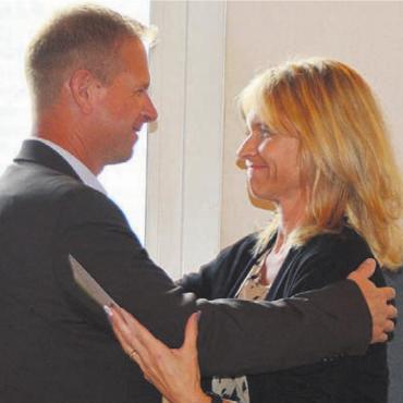 Finger raus statt Faust im Sack - Grosse Freude bei Wahlkampfleiter Benjamin Brander und Bezirkspräsidentin Nicole Heggli-Boder. Bilder: Annemarie Keusch