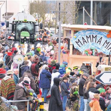An Nachwuchs mangelt es nicht - Grosse Wagen, viele Gäste am Strassenrand und viele Kinder – der Kifasi-Umzug begeistert. Bilder: Annemarie Keusch