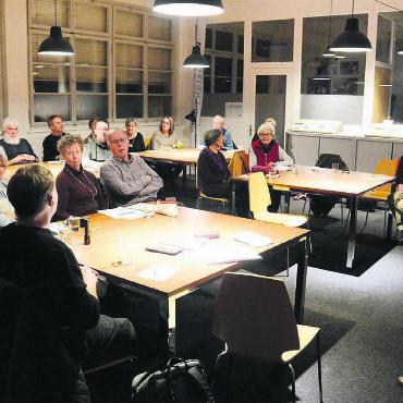 Sind umgeben von Kunst - Die beiden Co-Präsidenten Verena Schütz und Robert Keller (rechts) freuen sich über das Interesse an dieser ersten Kreativ-Werkstatt und das gute Feedback auf die verschiedenen Präsentationen. Bild: Chregi Hansen