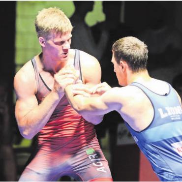 Einer für alle, alle für Bronze - Marc Weber (links) gegen Willisaus Joel Marti. Zum ersten Mal in dieser Saison hat der Captain der RS Freiamt in der Gewichtsklasse bis 80 kg gerungen und einen Sieg geholt. Jetzt soll eine Revanche gegen Kriessern her. Bild: spr