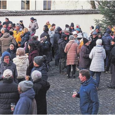 Respektvollen Umgang pflegen - Geselliger Austausch vor der Klosterkirche: Davon lebt der Neujahrsapéro in Muri. Bilder: Thomas Stöckli