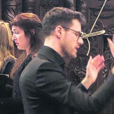 Eindrückliches Klangerlebnis - Die Gesangssolistinnen Mirjam Striegel (Sopran, links) und Florencia Menconi (Alt) im Rücken von Dirigent Christoph Anzböck.