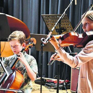 Die Spitze des Eisberges - Die jungen Talente Michelle Lee, Geige, und Tim Geyer, Cello, stellten sich der Herausforderung und spielten Händel.