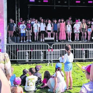 Warterei ist vorbei - Der Schülerchor hat die Eröffnung des Zufikerfäschts 2025 musikalisch umrahmt. Die Kinder und die Bevölkerung freuen sich auf unvergessliche Tage. Bild: Roger Wetli / zg