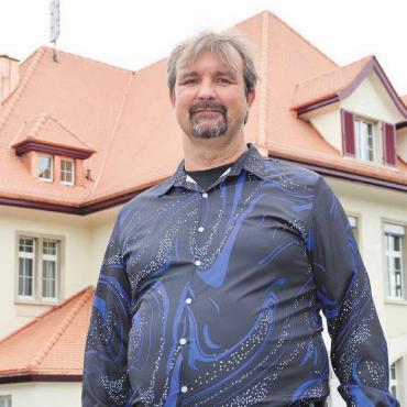 Im alten Glanz - Roland Geier ist mit den Arbeiten am alten Schulhaus sehr zufrieden. Besonders gut gefällt ihm die neue Fassadenfarbe. Bilder: Roger Wetli