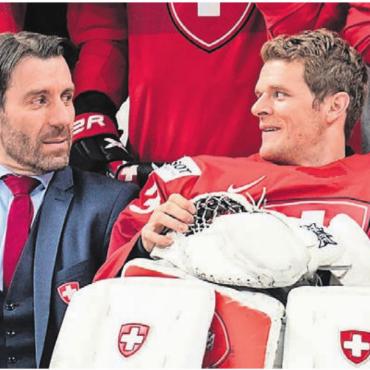 Zwischen Sins, Mailand und Ambri - Lars Weibel (links) neben Nati-Goalie Leonardo Genoni. Bild: Freshfocus