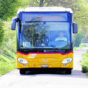 Schwarzgraben ist wieder befahren - Trotz «Buckelpiste» ist der Bus immer im Zeitplan: Die ungewöhnliche Umleitung des Busses 341 von Wohlen nach Rottenschwil. Bild: rig