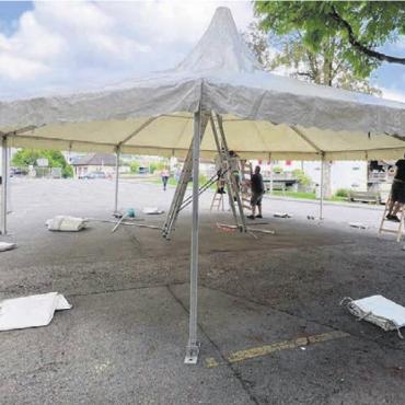 Reussufer lädt zum gediegenen Fest - Die Vorbereitungsarbeiten rund um das Casino laufen schon seit Tagen.