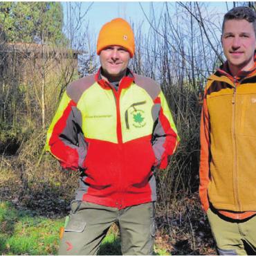 Viel Naturerlebnis auf wenig Raum - Oliver Eichenberger (links), Leiter Forstbetrieb Region Muri, hat bei Linus Staubli kreative Unterstützung gefunden. Bilder: Thomas Stöckli / zg