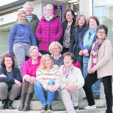 Jubiläum zum Mitfeiern - Die Frauen vom Claro-Team freuen sich auf das Jubiläumsfest. Sitzend (v. l.): Ruth Ingold, Birgit Rey, Sandra Roth, Lilo Veraguth, Ruth Brunner. Stehend (v. l.): Gisela Huwiler, Ursula Späni, Margrit Meyer, Doris Gut, Bernadette Oswald, Gabi Gaus, Frida Ackermann. Bild: zg