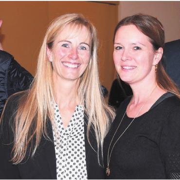 «Sind auf dem richtigen Weg» - Doppelte Freude: Die neue Gemeinderätin der Mitte, Sonja Isler-Rüttimann, wird von Co-Präsidentin Stefanie Dietrich (rechts) gefeiert. Bild: Daniel Marti