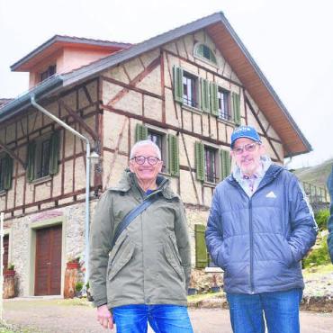 Ein besonders gelungenes Umbauprojekt: Gemeinderat Luigi Alberti würdigt das Engagement von Bauherr Max Staubli und Architekt Hans-Rudolf Rohner (von links) fürs Ortsbild. Bilder: Thomas Stöckli / zg