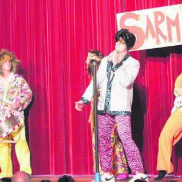 Götter, Hexen und andere Helden - Die «Sarmi Kracher» unterhalten jeweils während des Umbaus. Etwa als Märchenerzähler oder mit einer «Dire Straits»-Parodie.