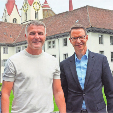 Mit dem Herzen voran - Der Moderator, der prominente Gast und der Präsident des Clubs 50, von links: Oliver Stöckli, Alex Frei und Simon Käch. Bild: Annemarie Keusch