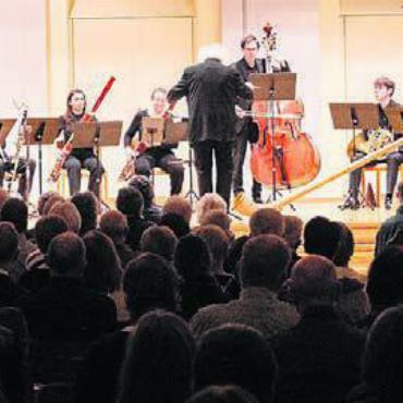 Fulminanter Start von Muri Classics - Eine Auszeit der wunderschönen Art bereitete das Konzert mit Lisa Stoll den Besuchern im voll besetzten Festsaal. Bild: zg
