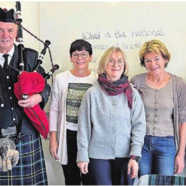 Ein Schotte zu Besuch - Vor Rührung gab es fast Tränen: Marcel Burger mit Kilt und Dudelsack im Englisch-Kurs der Pro Senectute. Bild: zg