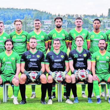 Es geht um mehr als nur Punkte - FC Mutschellen, Saison 2024/25, hinten, von links: Luca Iodice (Trainer), Thomas Kohli (Torhütertrainer), Denisson Souza, Michael Iloski, Jannik Beha, Roger Pfyl, Luca Merendino, Leo Nascimento, Janick Seiler, Samuel Kälin, Gianluca Sforza, Noah Leuenberger, Gion Andri Thoma, Carlo Ariu (Vize-Präsident), Pietro Bascio (Präsident). Vorne: Flavio Fistarol (Teambetreuer), Kiril Iloski, Kevin Kempter, Mattia Bochicchio, Samuel Staubli, Fabian Riesen, Dominic Haldemann, Luca Giampa, Leandro Rizzo, Gian Marco Bellisario. Es fehlen: Jürg Mauberger (Assistenztrainer), Giovanni Rizzo (Assistenztrainer), Massimo Bocchicchio, Gökdeniz Can, Joel Montero, Leonardo Palladini, Laze Stojkovski.