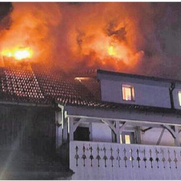 Schock am Weihnachtsabend - Die Flammen waren im ganzen Dorf zu sehen an diesem Abend. Bild: pz